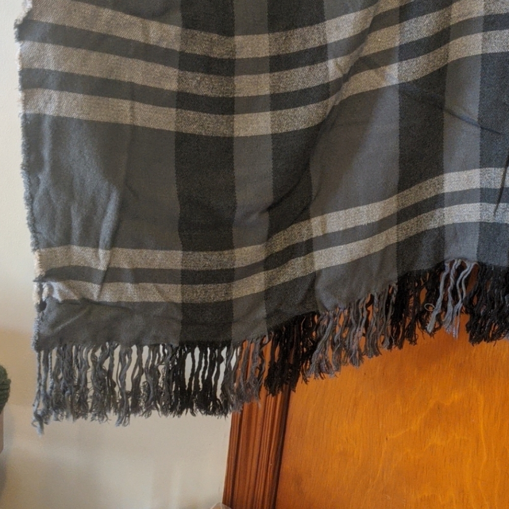 Siizu poncho shawl - Picture 2 of 4